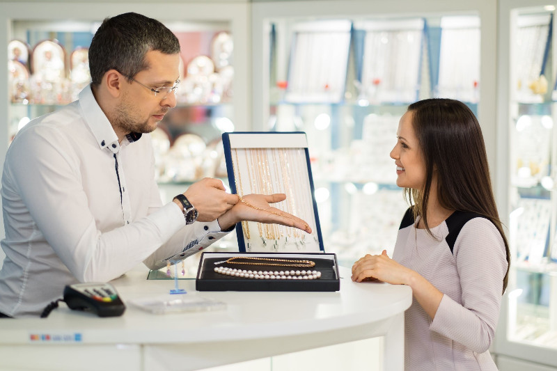 Fashionable Men and Women Know What Jewelry Store in Cincinnati, OH Offers the Best Gemstone Selections