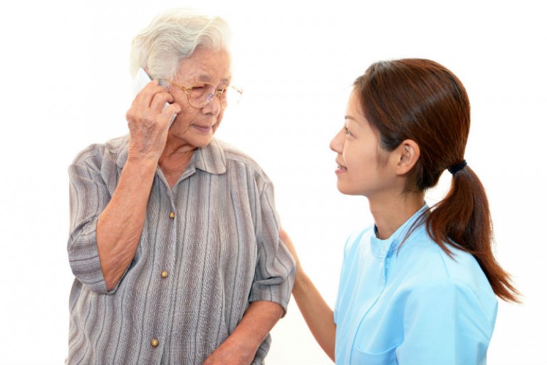 How A Home Health Aide Near Miami FL Can Improve Your Senior Parent’s Life