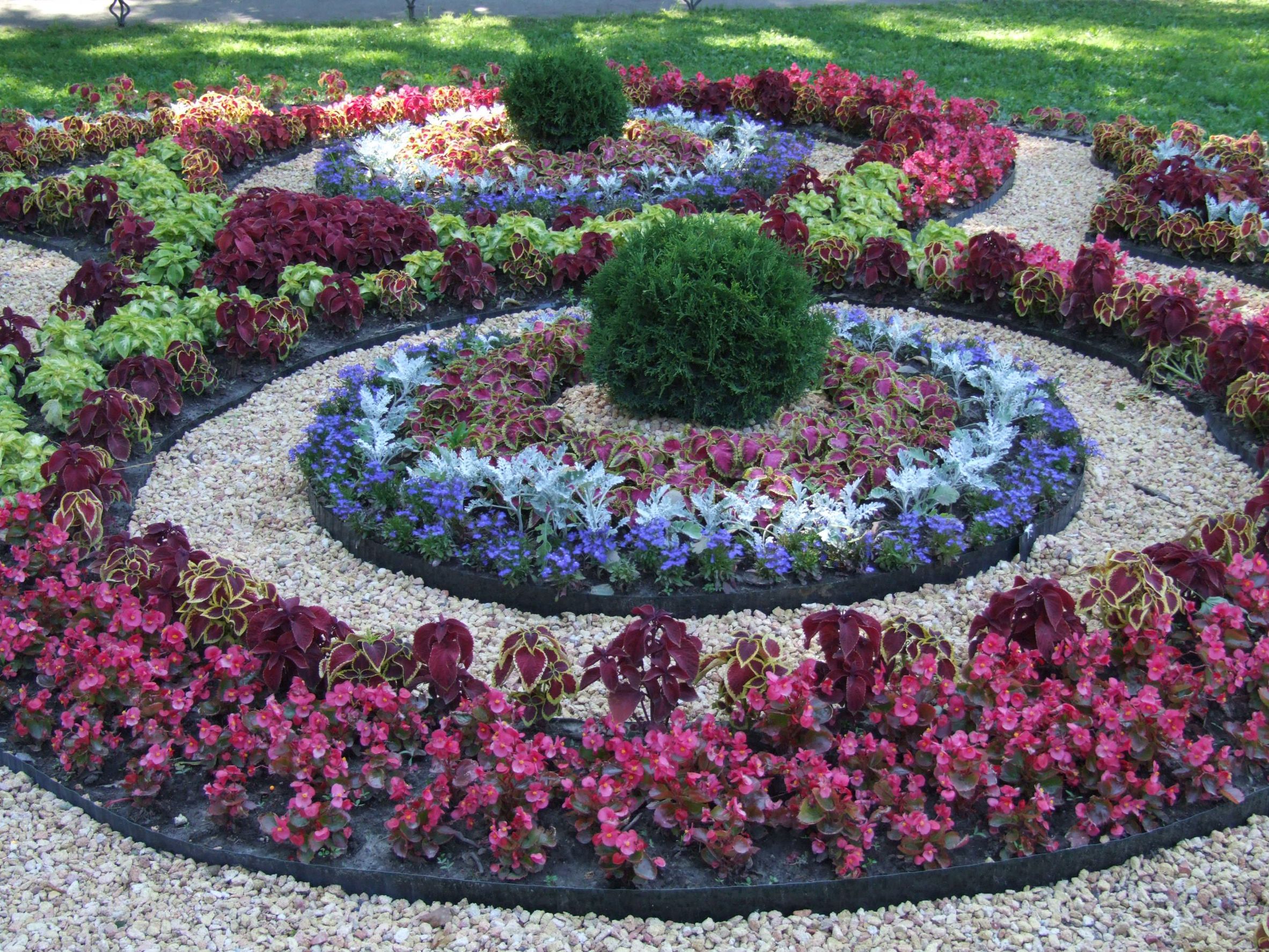 Four Reasons to Contract Luxury Landscaping Builders in Pompton Plains, NJ
