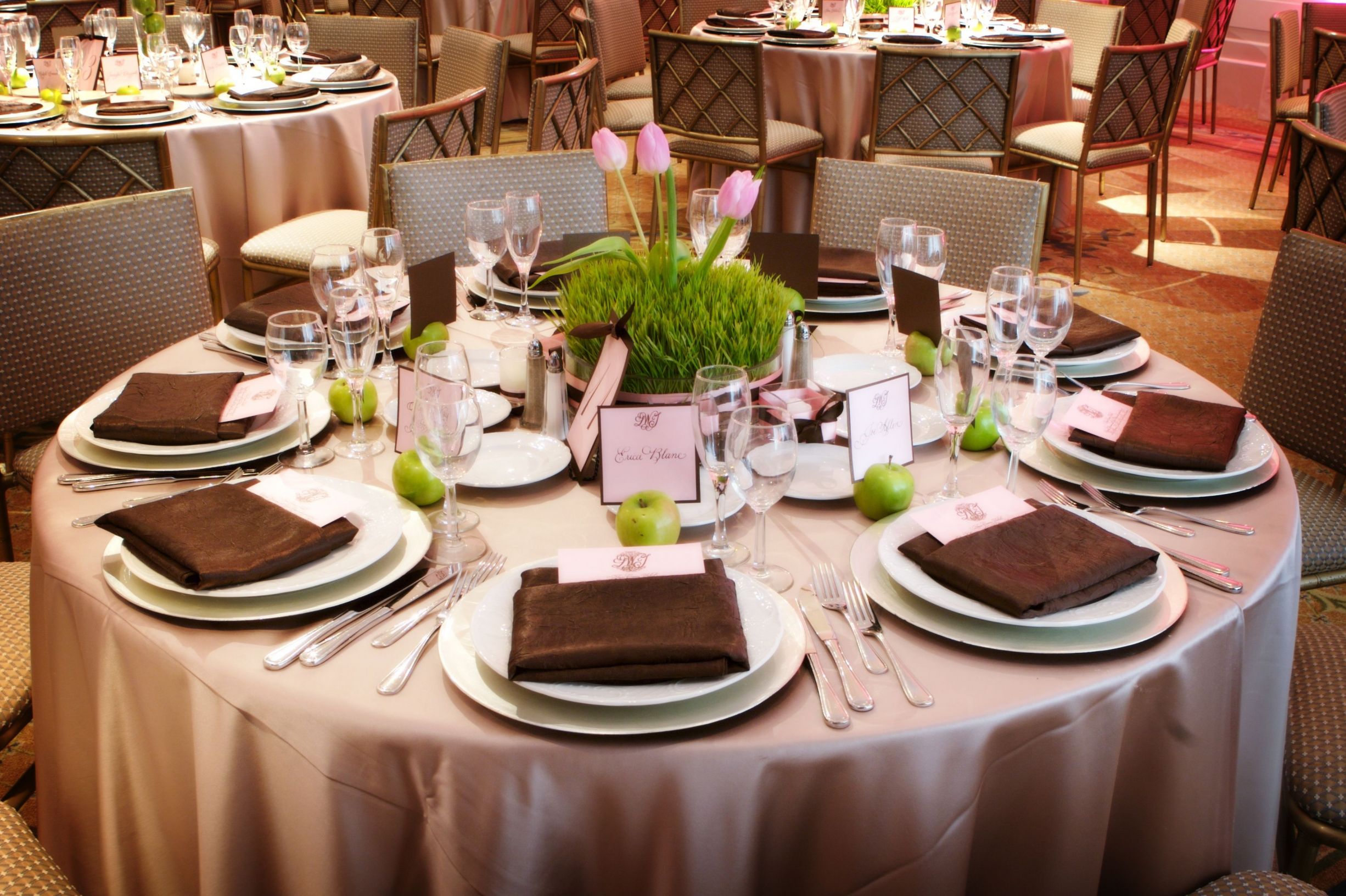 Stylish Parties: 3 Benefits of a Table and Chair Rental in Miami