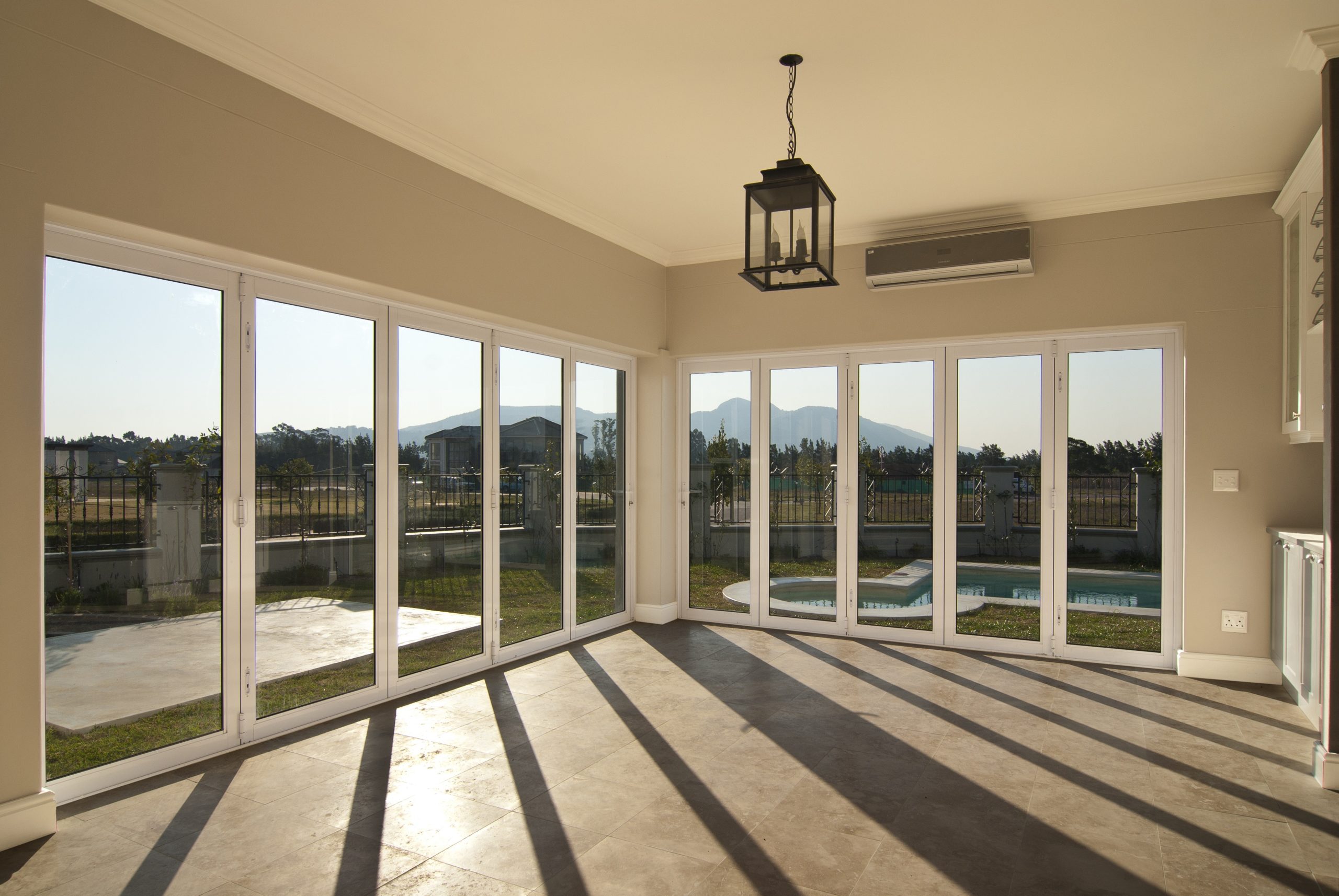 How a Commercial Glass Contractor Fort Worth TX Handles Modern Office Renovations