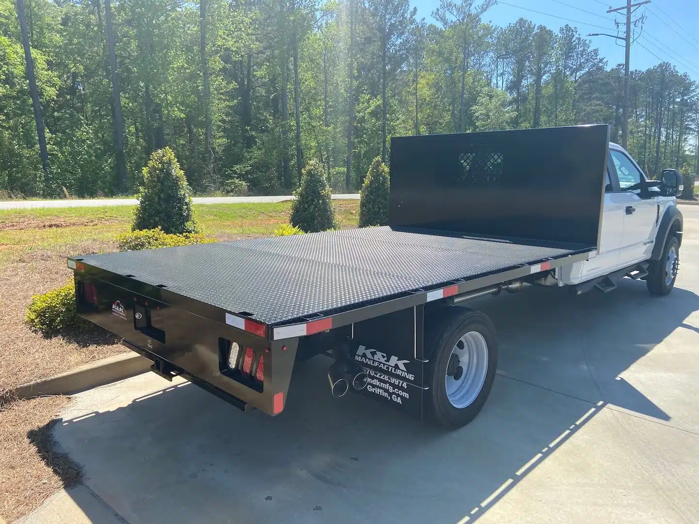 Choosing the right platform body truck for your business needs can streamline loading and hauling tasks