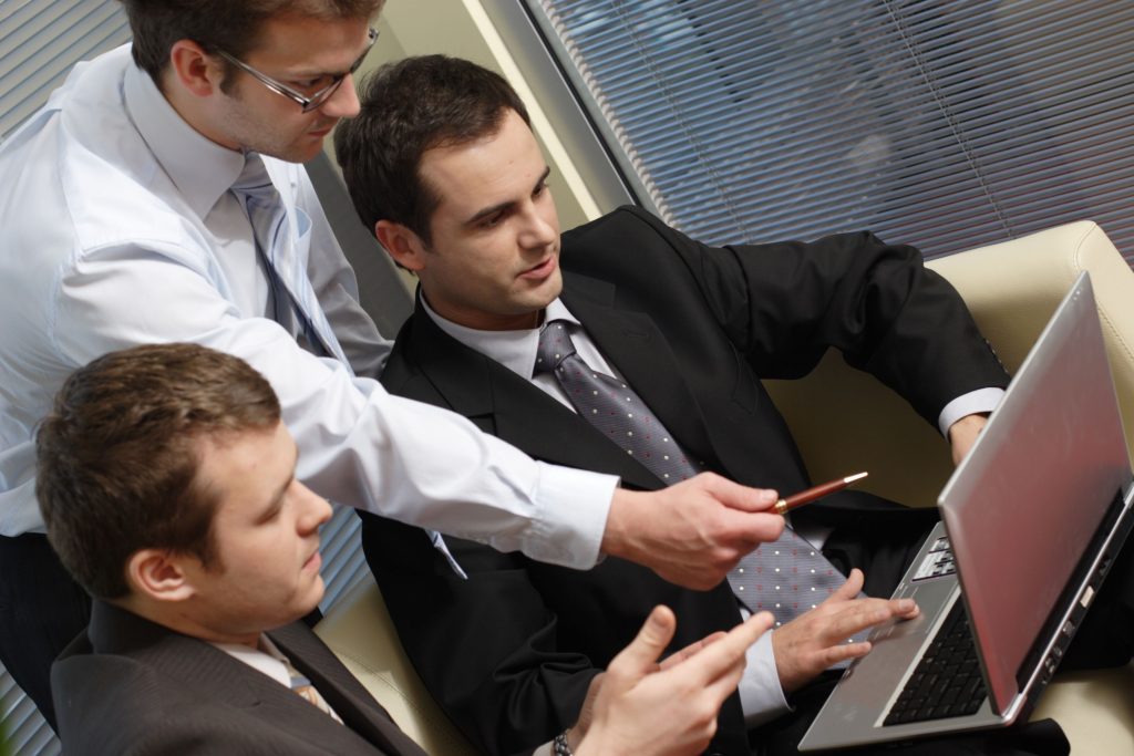 Online Sales Training Classes vs. In-Person Workshops — Choosing the Right Format